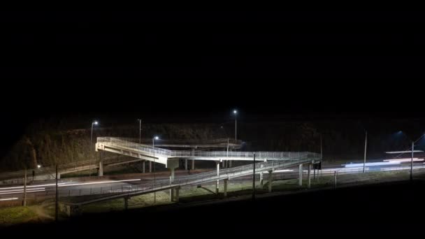 Vídeo Hipnotizante Uma Ponte Pedonal Que Estende Por Uma Movimentada — Vídeo de Stock