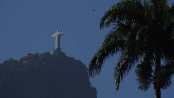 Сверху Снимок Христа Искупителя Размытыми Пальмами Спереди Туристический Вертолет Вокруг — стоковое видео
