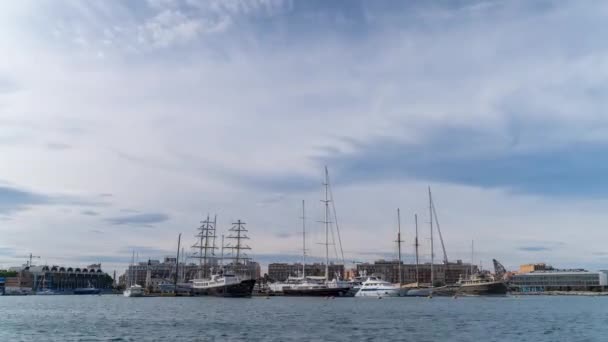 Timelapse Captura Porto Marítimo Movimentado Com Navios Edifícios Residenciais Como — Vídeo de Stock