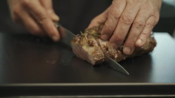 Video Ukazuje Kuchaře Zručně Krájení Vepřového Masa Komerční Kuchyni Připravuje — Stock video