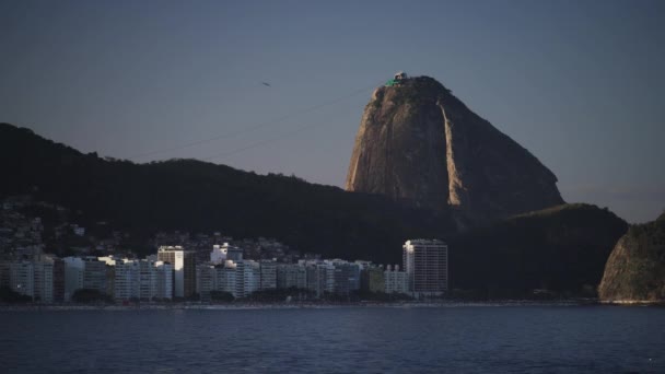 Impresionante Video Tour Helicóptero Sobre Montaña Sugarloaf Playa Copacabana Bajo — Vídeos de Stock