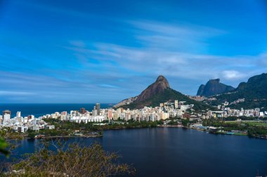 Rios Lagoa bölgesinin gece çekimleri modern konutlar, Rosinha, Dois Irmaos, Pedra Gavea ve su yansımaları gibi kenar mahalleler.