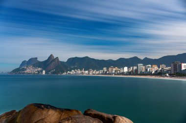 Rio 'daki Arpoador Stone' dan Ipanemas sahilinin uzun pozlu görüntüleri, kenar mahalleler, İki Kardeş kayaları ve Gavea Taşı sergileniyor..