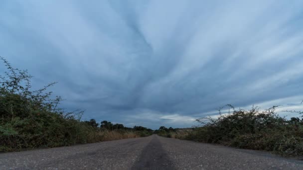 Carretera Remota Envuelta Misterio Atardecer Sin Tráfico Rodeada Vegetación Nubes — Vídeos de Stock