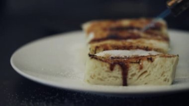 Video, İspanyol tatlısını gösteriyor. Torrijas karamelleştirilmiş, çıtır çıtır bir yemek için, restoran servisine hazır..