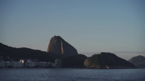 Avión Asciende Detrás Icónica Montaña Sugarloaf Rios Con Playa Copacabana — Vídeos de Stock