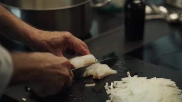 Chefs Mains Habilement Couper Poisson Frais Pour Plat Gastronomique Dans — Video