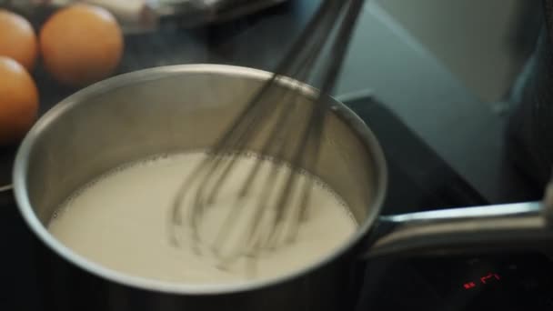 Βίντεο Χαρακτηριστικά Σεφ Ανάδευση Λευκό Υγρό Επαγωγικά Μαγειρικά Σκεύη Που — Αρχείο Βίντεο