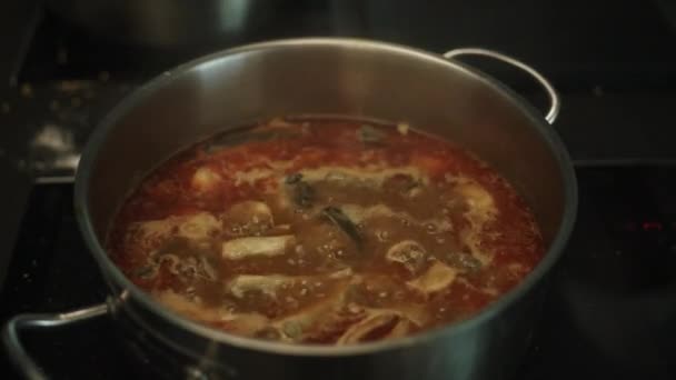 Ein Unbekannter Putzt Eine Küche Während Sie Ein Traditionelles Gericht — Stockvideo