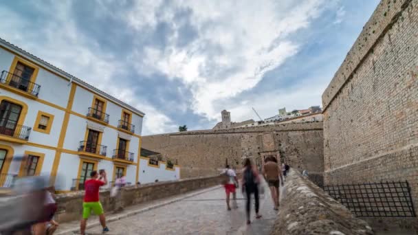 Időapszis Mutatja Turisták Látogató Ősi Falú Város Ibiza Egy Forgalmas — Stock videók