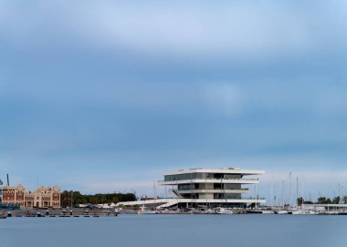Valencias marinasının, pürüzsüz suyu, kabarık bulutları ve modern yapıları ön plana çıkaran güzel uzun pozlama görüntüleri..