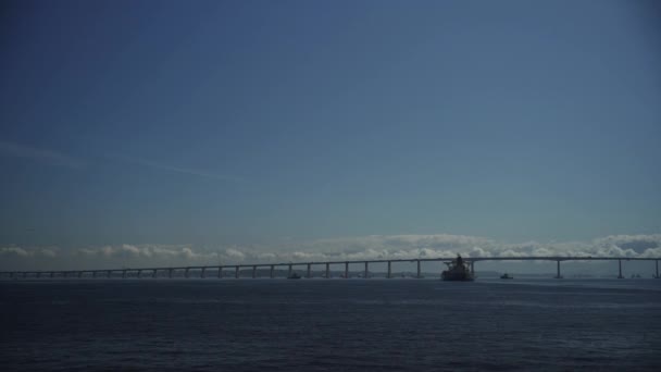 一段视频 记录了Niteroi桥附近车辆和船只熙攘的车流 头顶是蔚蓝的天空 — 图库视频影像