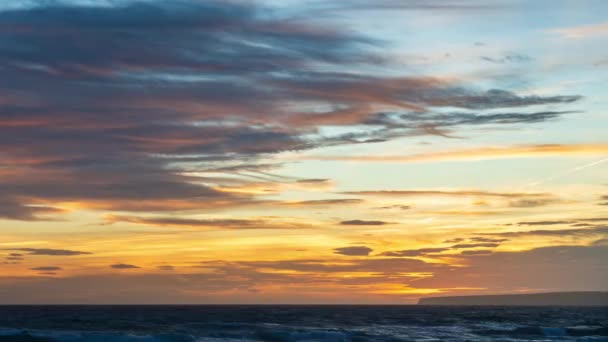 Замедленное Видео Показывает Закат Над Оживленным Морем Отдаленными Скалами Маяком — стоковое видео