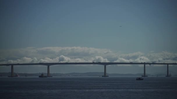 Båt Seglar Förbi Livlig Bro Över Havet Klar Himmel Med — Stockvideo