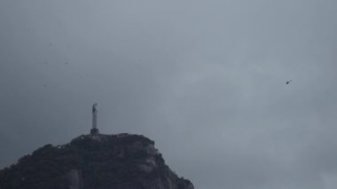 Helikopter bulutlu gökyüzünün altında Rio 'daki Kurtarıcı İsa' ya doğru yol alıyor..