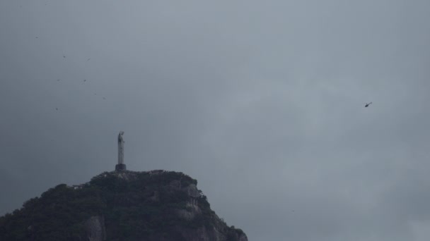 Helikopter Gaat Naar Christus Verlosser Rio Onder Bewolkte Luchten — Stockvideo