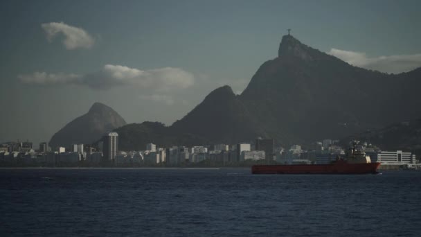 Ett Skepp Navigerar Medan Ett Plan Stiger Med Rios Skyline — Stockvideo