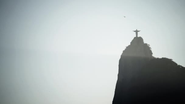 Vídeo Mostra Helicóptero Voando Sobre Silhueta Rios Icônico Cristo Redentor — Vídeo de Stock