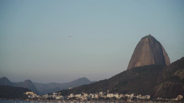 Avión Despega Santos Dumont Con Sugarloaf Mountain Vista Cielo Azul — Vídeos de Stock