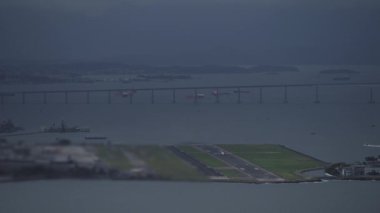 Video, Rio de Janeiro 'da Niteroi Köprüsü ile Santos Dumont Havaalanı' ndan kalkan bir uçağı yakalıyor..