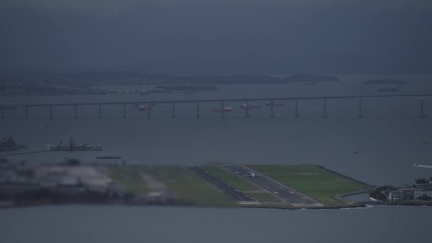 视频拍摄了一架从桑托斯 杜蒙特机场起飞的飞机 飞机的背景是里约热内卢的Niteroi桥 — 图库视频影像