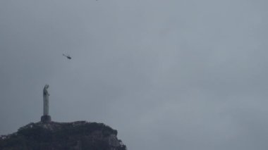 Rio 'da Kurtarıcı İsa' nın yanından geçen helikopter, turistler manzaraya hayran..