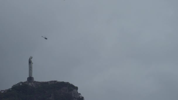 Helikopter Vliegt Door Christus Verlosser Rio Met Toeristen Die Scène — Stockvideo