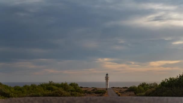 Ohromující Timelapse Majáku Cape Barberia Formentera Ukazuje Cestu Auta Turisté — Stock video