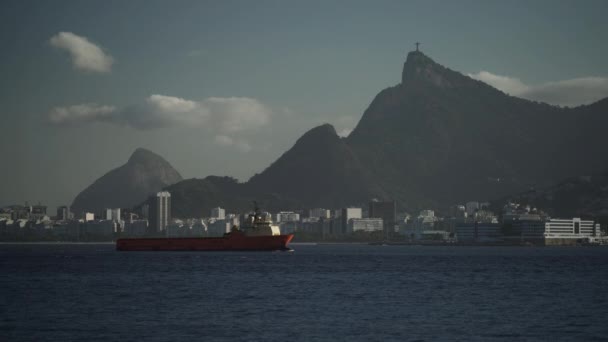 Nákladní Loď Pluje Rio Janeiros Panorama Kristus Vykupitel Pozadí — Stock video
