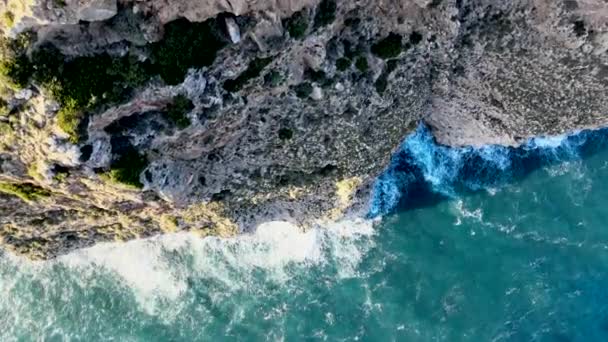 ドローンの映像は 下の危険な崖で平和な海を対照しています — ストック動画