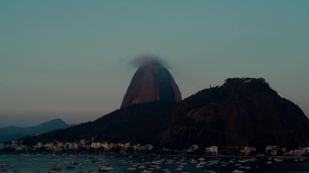 日落时带着浓雾的蔗糖饼山的Botafogo湾的时差 其特点是缆车 — 图库视频影像
