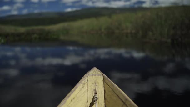 穏やかな海を航行する黄色いカヌーの素晴らしいビデオ ぼやけた川の背景 テキストオーバーレイに最適 静けさを呼び起こす — ストック動画