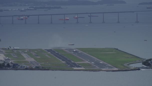 Planet Lyfter Från Santos Dumont Flygplats Med Niteroi Bridge Och — Stockvideo