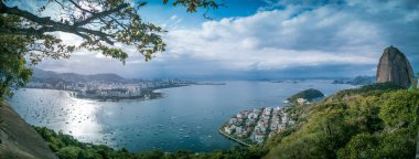 Botafogo Körfezi 'nin nefes kesen hava manzarasında yelkenliler, Sugarloaf Dağı ve Rio de Janeiro' daki Niteroi Köprüsü yer alıyor..