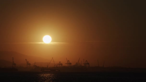 Navio Carga Atravessa Porto Industrial Entardecer Com Luz Solar Silhuetas — Vídeo de Stock
