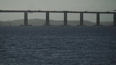 Brezilya 'daki Niteroi Köprüsü' nün yan görüntüsünde uzak gemiler ve yoğun trafik yer alıyor..