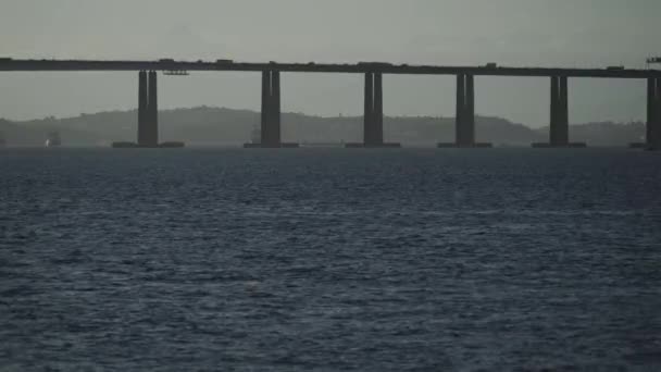 遠くの船と重い交通を特徴とするブラジルのニテロイ橋のサイドビュー — ストック動画