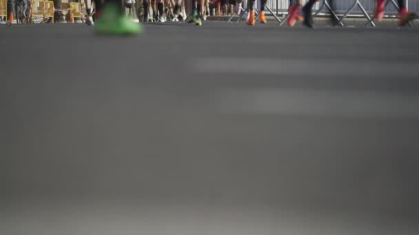 Bulanık Asfalt Yolda Koşucuların Bacakları Şehir Maratonu Sırasında Bulanıklaşır — Stok video