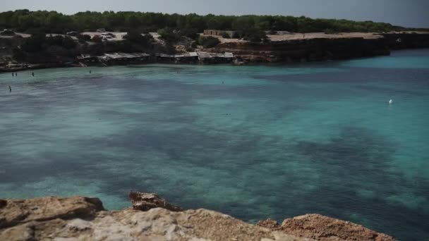Impresionante Video Muestra Cala Idílica Con Aguas Cristalinas Verdes Turistas — Vídeos de Stock