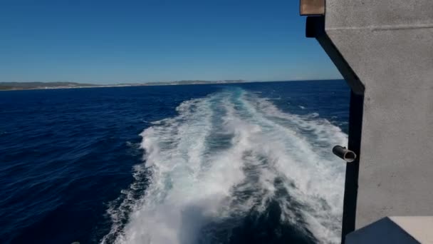 一艘游艇在地平线上缓缓驶过 留下一条宁静的小径 — 图库视频影像