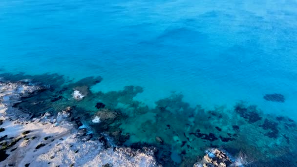 Ohromující Fotografie Dronu Ukazuje Čistou Tyrkysovou Vodu Písčité Břehy Formentery — Stock video