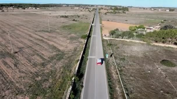 Vidéo Drone Montre Une Voiture Vintage Conduisant Sur Une Autoroute — Video
