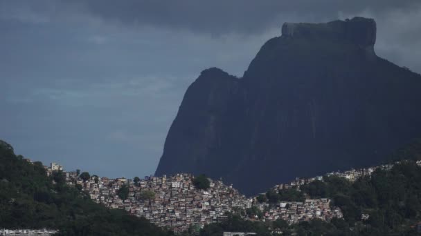 悬挂式滑翔机以Pedra Gavea为背景飞越Rios Rosinha贫民区 — 图库视频影像