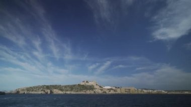 İbizas 'ın eski Dalt Vila duvarları üzerinde kıyı manzaralı görkemli bulutlar beliriyor.