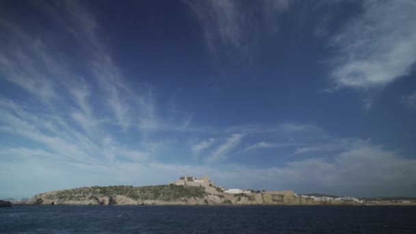 Majestic Σύννεφα Αργαλειού Πάνω Από Ibizas Παλιά Dalt Vila Τοίχους — Αρχείο Βίντεο
