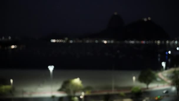 在Botafogo湾可以看到从模糊到清晰的Sugarloaf山过渡的锐利夜景 — 图库视频影像