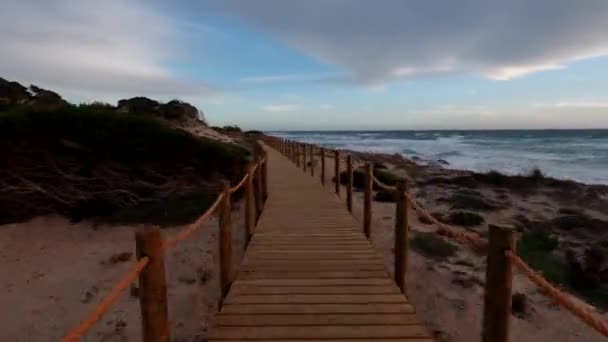 Een Rustige Wandeling Een Duinpromenade Eindigend Met Een Zonsondergang Oceaan — Stockvideo
