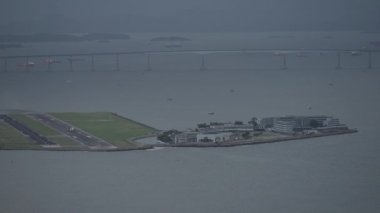 Uçak Santos Dumont havaalanından havalanıyor. Niteroi Köprüsü arka planda..