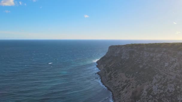 Съемки Воздуха Снимают Морские Скалы Безмятежным Голубым Небом Обманчиво Опасной — стоковое видео