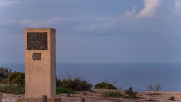 儒勒凡尔纳纪念碑在福门特拉悬崖上与过往的云彩和游客擦肩而过 它位于一座灯塔附近 被描绘成世界的尽头 — 图库视频影像